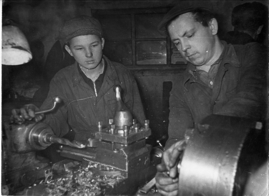 Кириллу 45 лет он преподает высшую математику. Кириллу 45 лет он преподает высшую математику